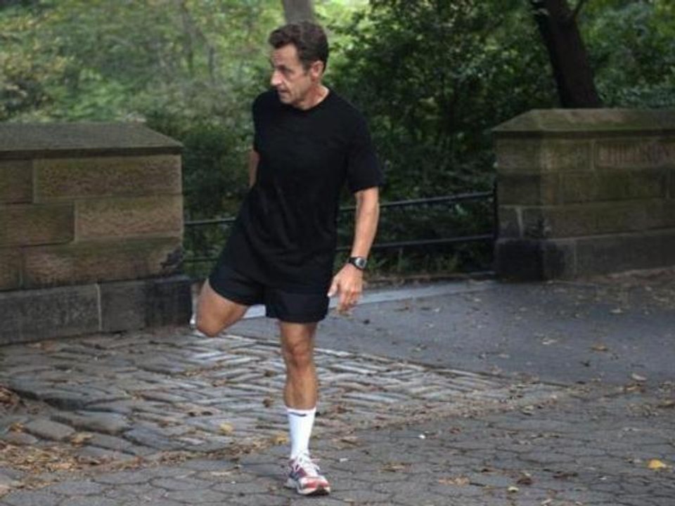 ZAPPING ACTU DU 15/06/2012 - Nicolas Sarkozy : Congratulé par des collégiens pendant son jogging au Parc Monceau !