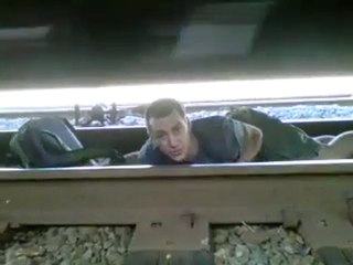 Un jeune sous un train
