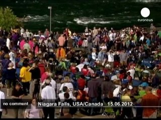 Daredevil Nik Wallenda walks on tightrope... - no comment