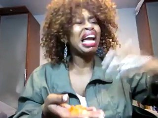 Elle mange du piment croyant que c'est une cerise