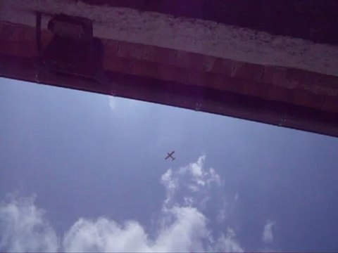 BruléParlesilluminés – Avions 12 – Petit avion pile au-dessus - Mai 2012