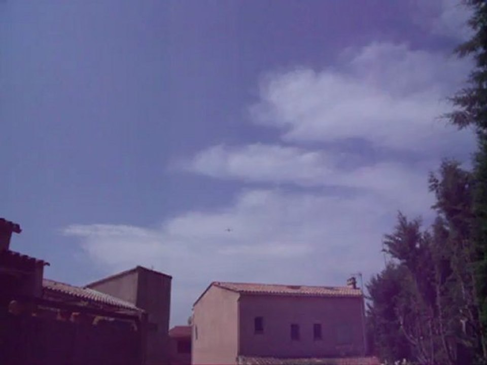 BruléParlesilluminés -- Avions 11 -- Petit avion pile au-dessus - Mai 2012