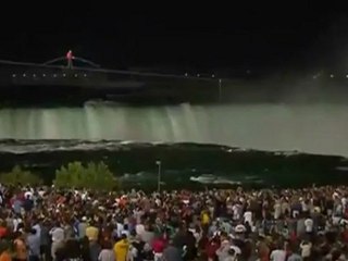 Tight rope walker successfully crosses Niagara Falls