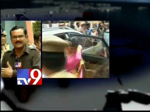 Y.S. Vijayamma meets Y.S. Jagan in Chanchalguda jail