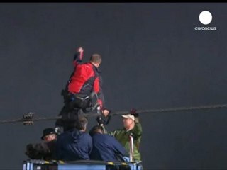 Un equilibrista cruza el abismo de las cataratas del...