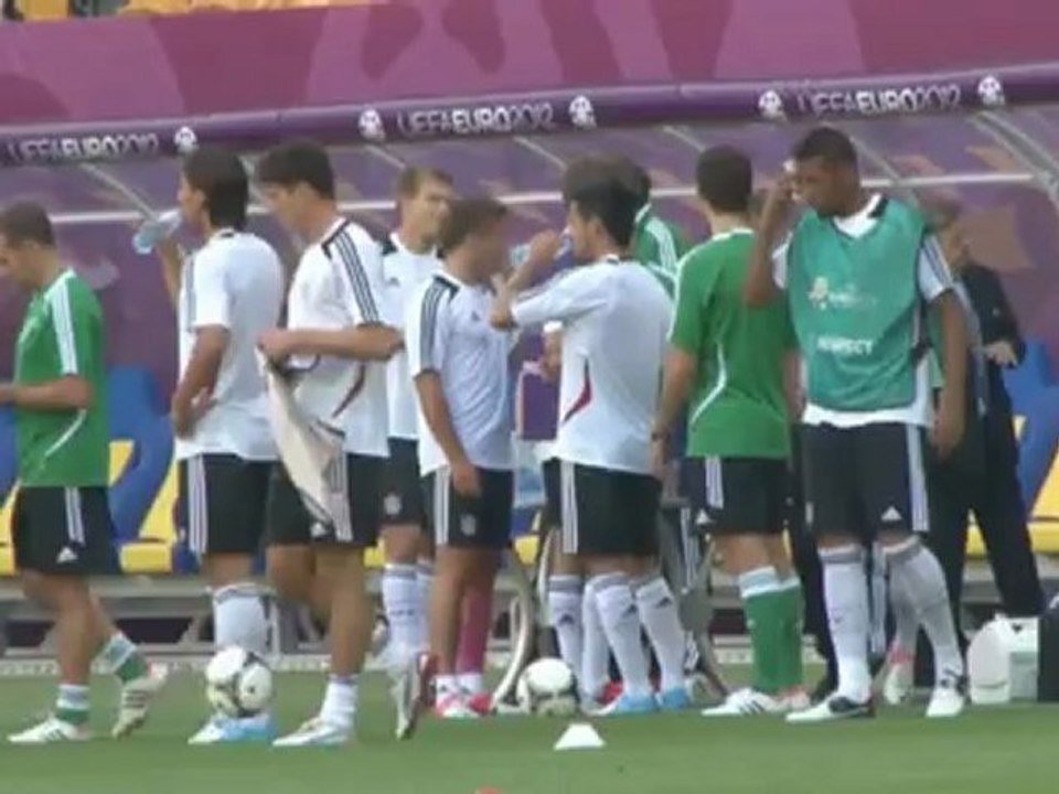 Gomez mag Poldi und der Prinz dankt den 'Hintermännern'