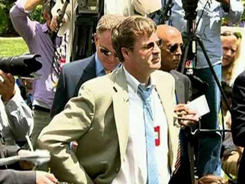 Barack Obama heckled during immigration press conference