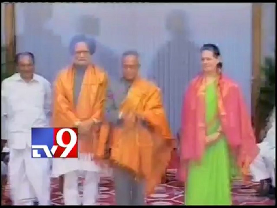 Sonia Gandhi announces Pranab as Presidential candidate