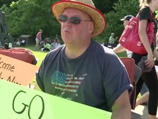 Tightrope walker Wallenda crosses Niagara Falls