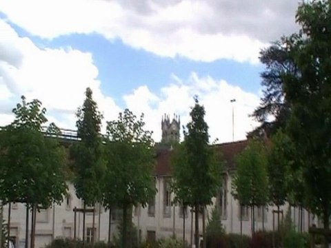 CET entre DEUX tours ce côté art vitrail et sculpture révélés