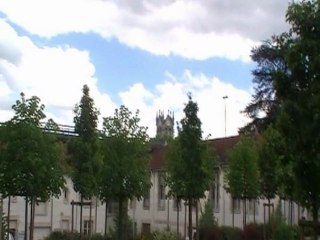 CET "entre DEUX tours "ce côté art vitrail et sculpture révélés