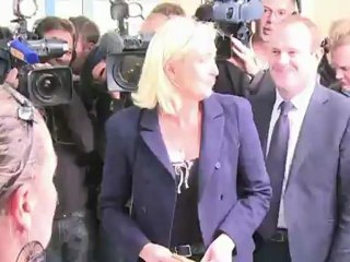 Vote de Marine Le Pen et de son adversaire PS Philippe Kemel