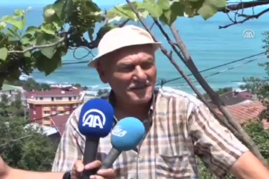 ''Akıl veren çok olunca'' kayığını çatıda yapıyor