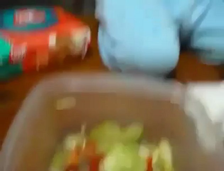 Defne babasına turşu yediriyor