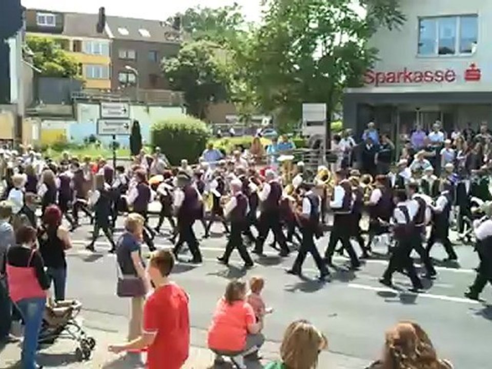 Schützenfest in Birkesdorf 2012 - Vorbeimarsch und Musikparade an der Pfarrkirche St. Peter