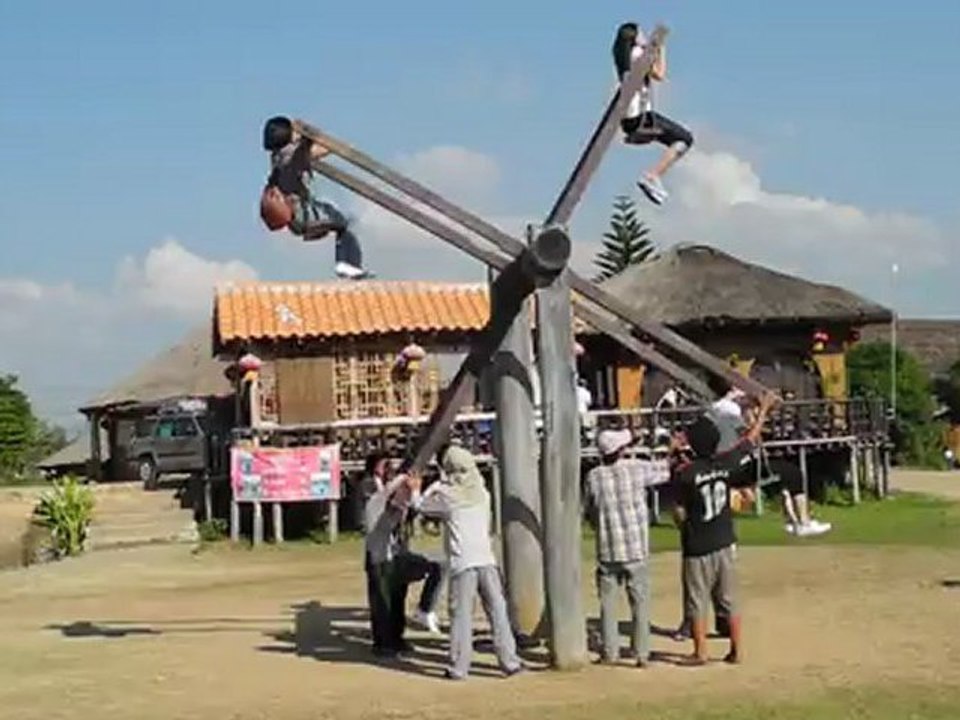 THAÏLANDE:Manége à bras.