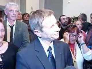 Joachim Pueyo apprend sa victoire dans la ville d'Alençon