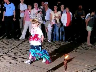 Çocuklar defilede mankenlere taş çıkarttılar