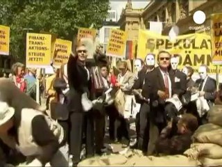Activistas alemanes levantan un muro contra la...
