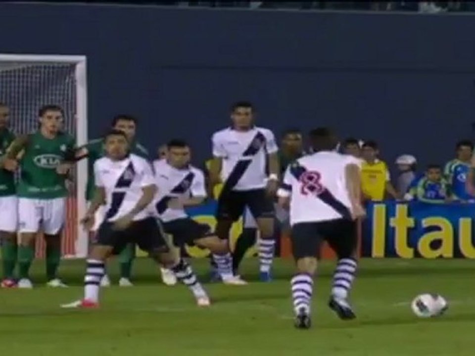 Una punizione di Juninho salva il Vasco da Gama