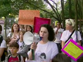 Mulheres fazem manifestação a favor do parto em casa