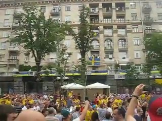 Des supporters anglais et suédois réinterprètent "Wonderwall" d'Oasis