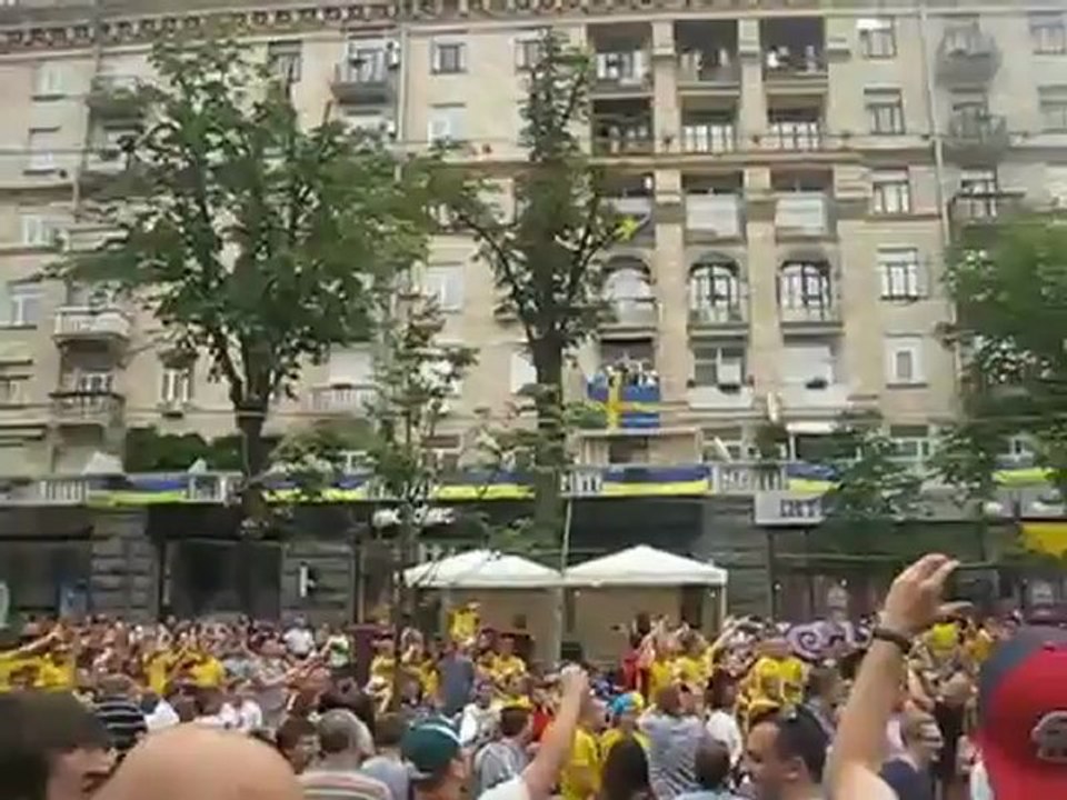 Des supporters anglais et suédois réinterprètent "Wonderwall" d'Oasis