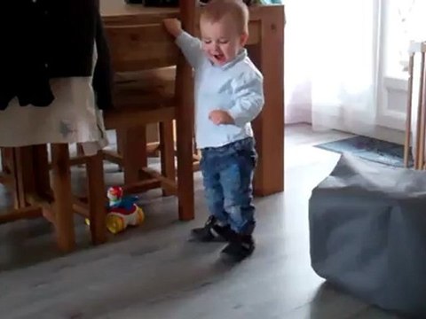 Je danse et je marche seul!