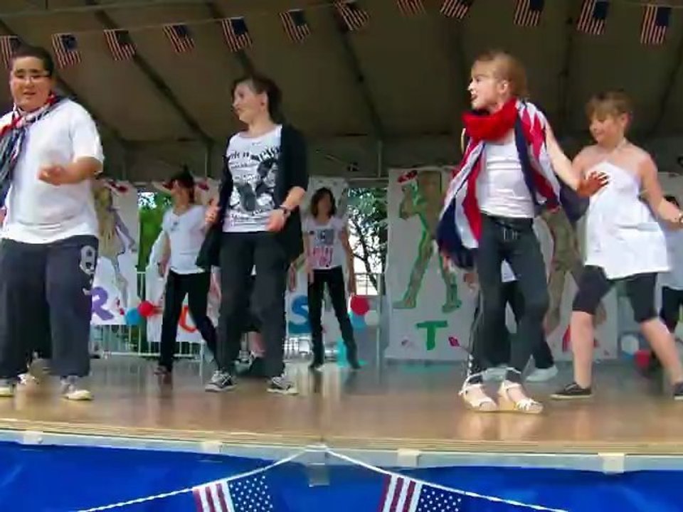 fete de l'école Jean Rostand de Leforest , classe de CM2 , the beach boys , surfin'USA.