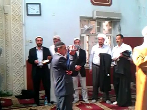 İCAZET TÖRENİNDE CÜBBE SARIK GİYDİRİLİRKEN