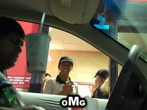 Tour de magie du gobelet flottant au drive-in