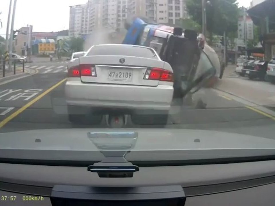 Camion se renverse et percute 2 voitures