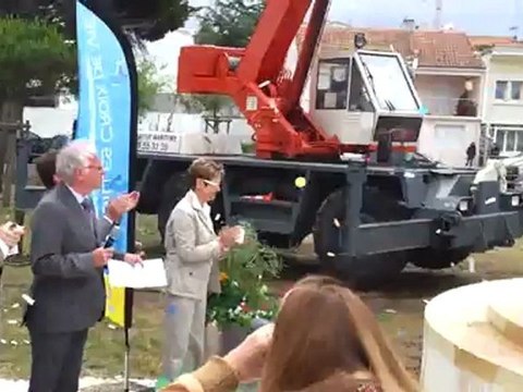 Dévoilement à Saint Gilles Croix de Vie de la statue monumentale de Zourab Tsereteli représentant Marina Tsvetaïeva