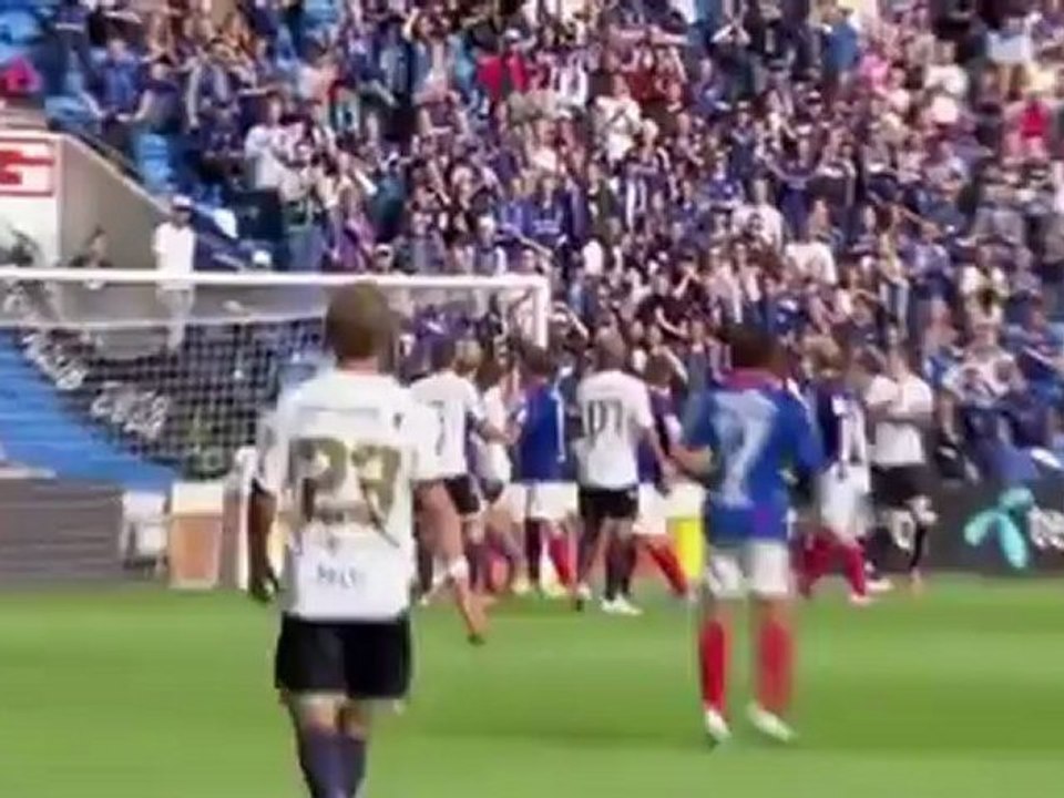 Un coup franc impressionnant de 40 mètres !