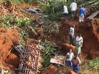Оползень накрыл три деревни в Уганде