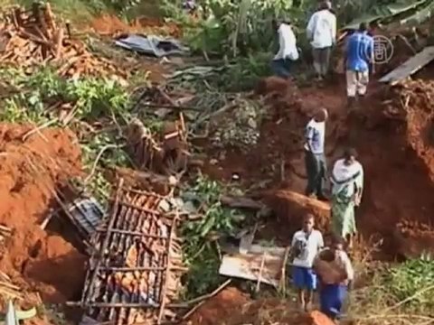 Оползень накрыл три деревни в Уганде