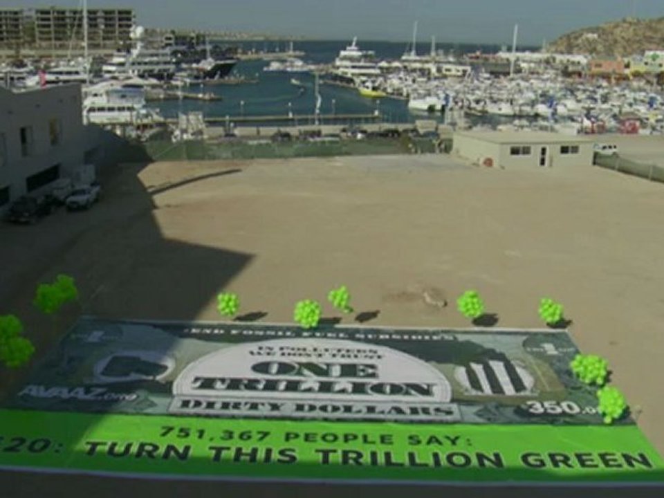 Protesta con billete gigante