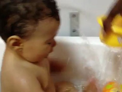 Bébé veut attrapé l'eau