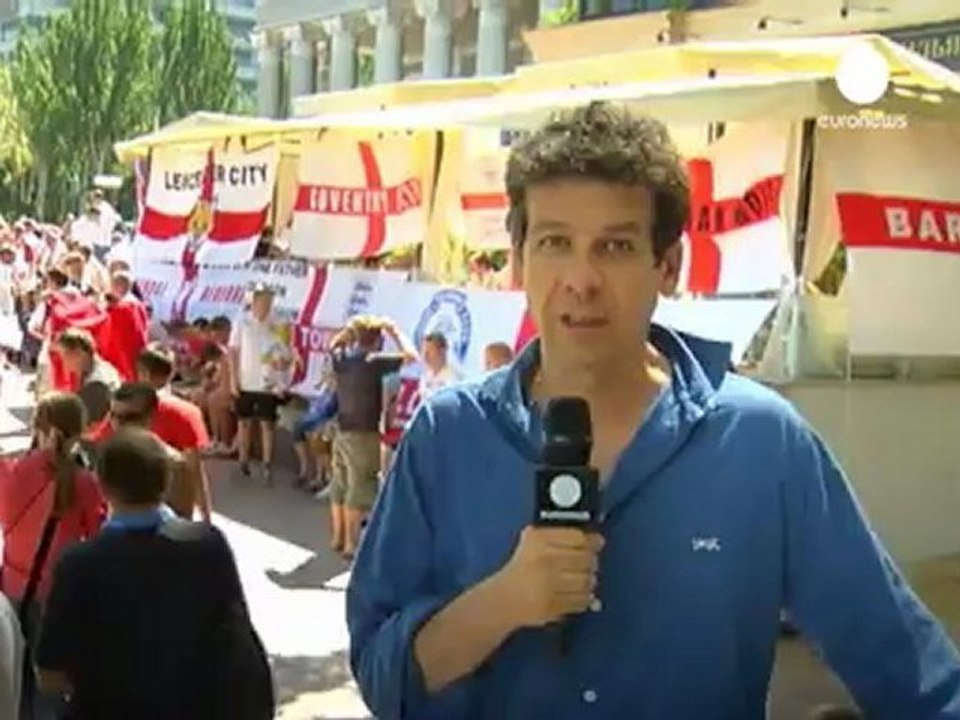 Ambiente festivo entre los aficionados de Ucrania e...