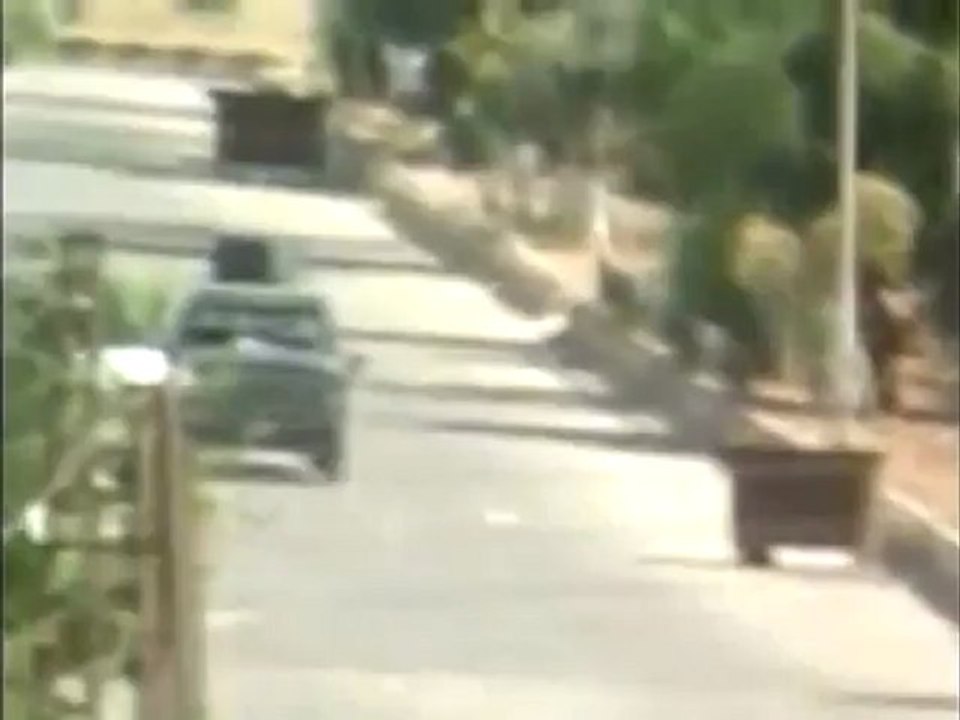 Syria فري برس  حماه المحتلة اقتحام حي جنوب الملعب بالمصفحات والدبابات والشبيحة 19 6 2012 Hama