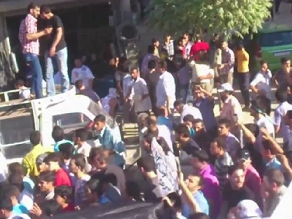 Syria فري برس الشهيد احمد وضاح ستر الى المقبرة حيث واراه الثرى 19 6 2012 Aleppo