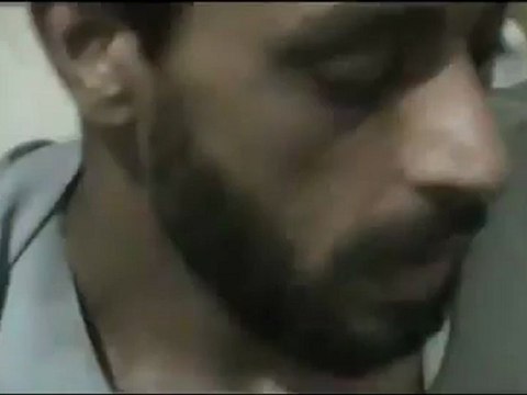 Syria فري برس حمص جورة الشياح الشباب الذي كان يرش الحشرات بالمبيدات لقتلهم اصيب برصاص القناص هو يعمل 19 6 2012 Homs