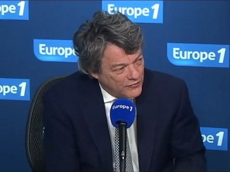 Borloo reprend "le flambeau centriste"