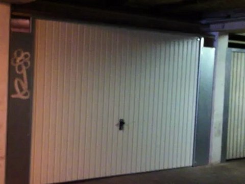 Porte de garage basculante posée et motorisée par APG Accès Portes de Garage