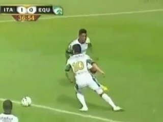 Une combinaison de coup franc vraiment ridicule !