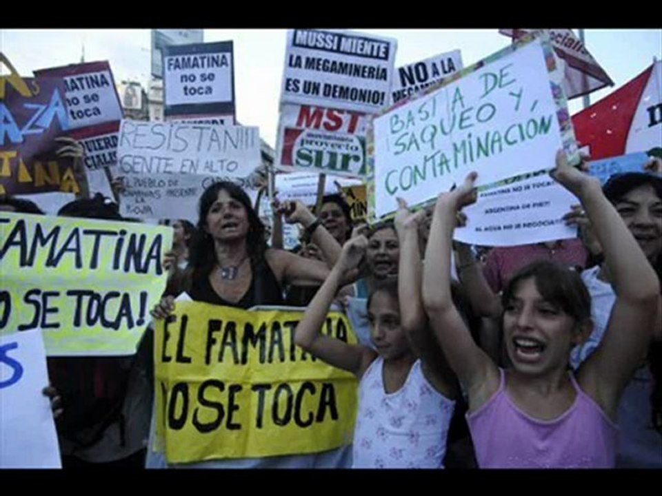 gente pagada por 6 7 8 en plaza de mayo cacerolazo 2012