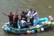 Rafting botunda evlendiler
