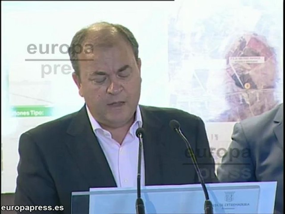 Monago habla de replantearse política de infraestructuras