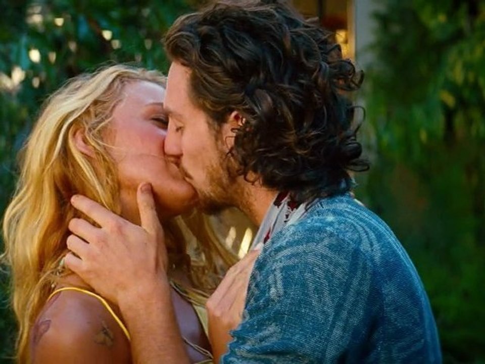 Savages - TV Spot: "War/Stabbed"