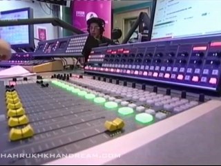 Shah Rukh Khan answers calls live on air